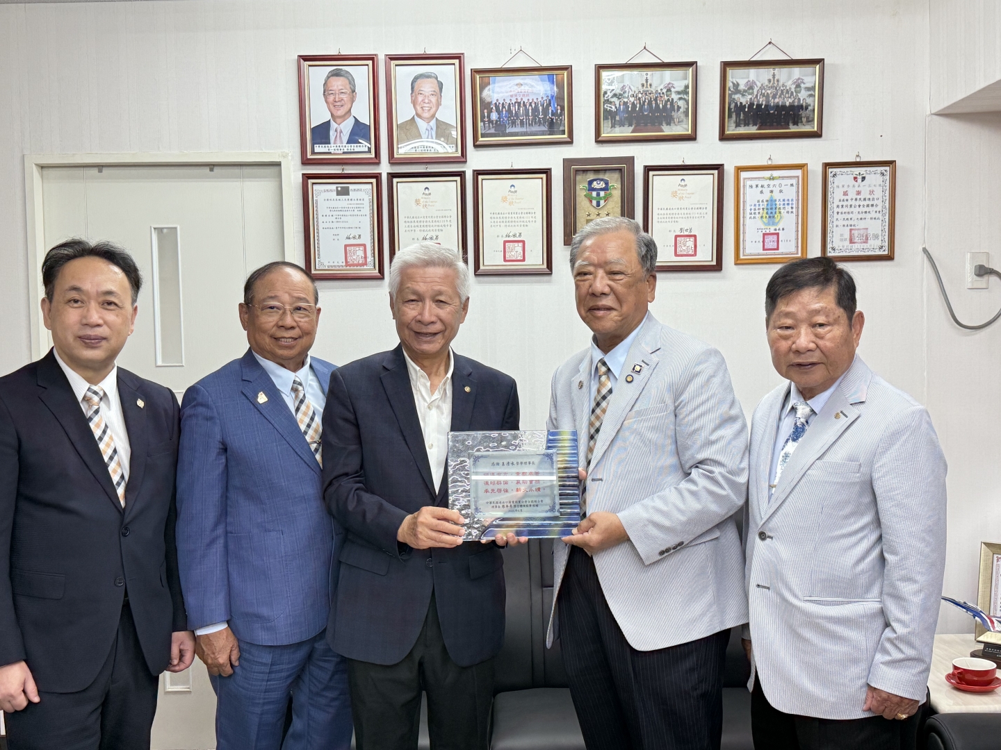 1140617 廖年亨理事長與王清水榮譽理事長於本會行職務交接