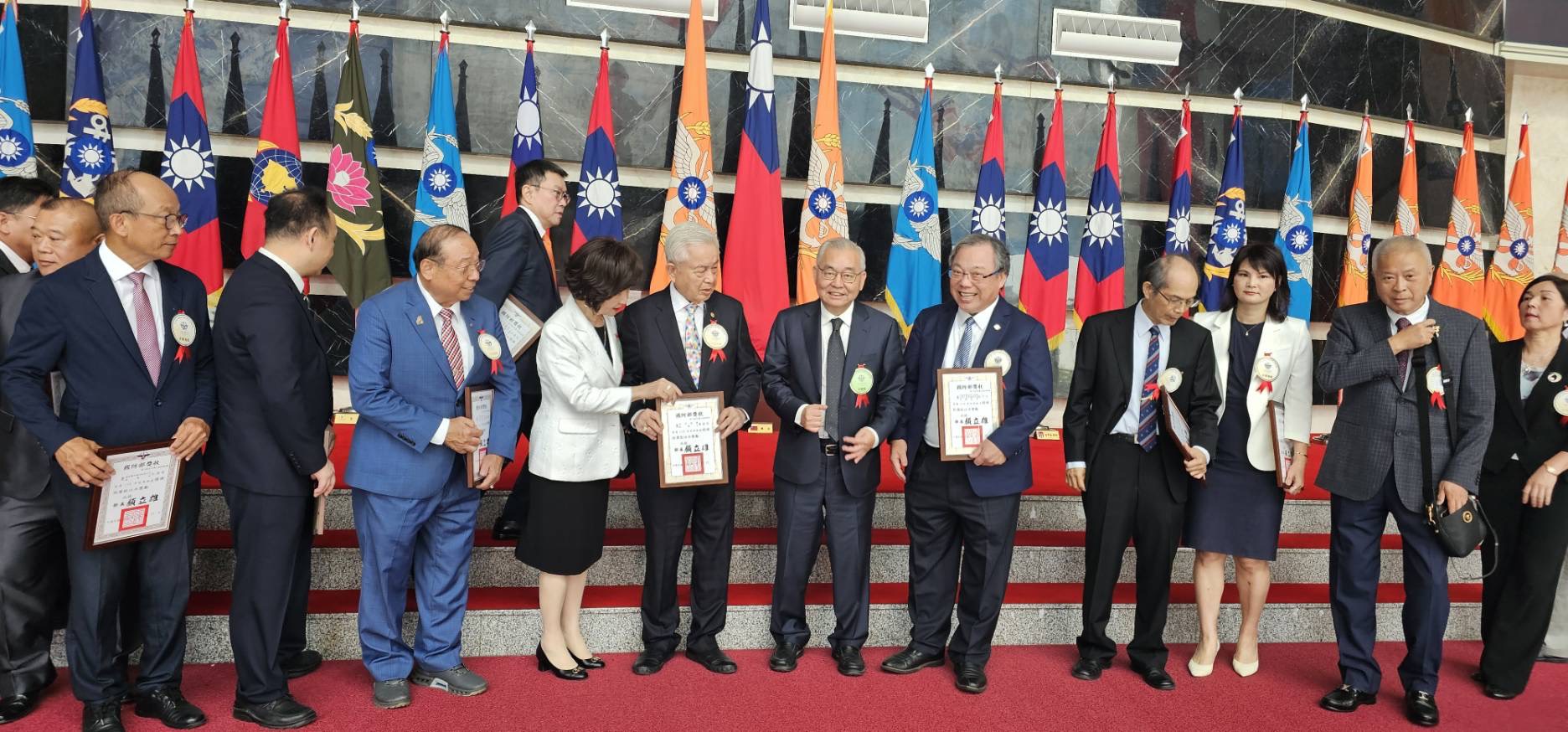 114年敬軍模範參加國防部表揚大會活動-劉宏洲常務理事擔任本會敬軍模範