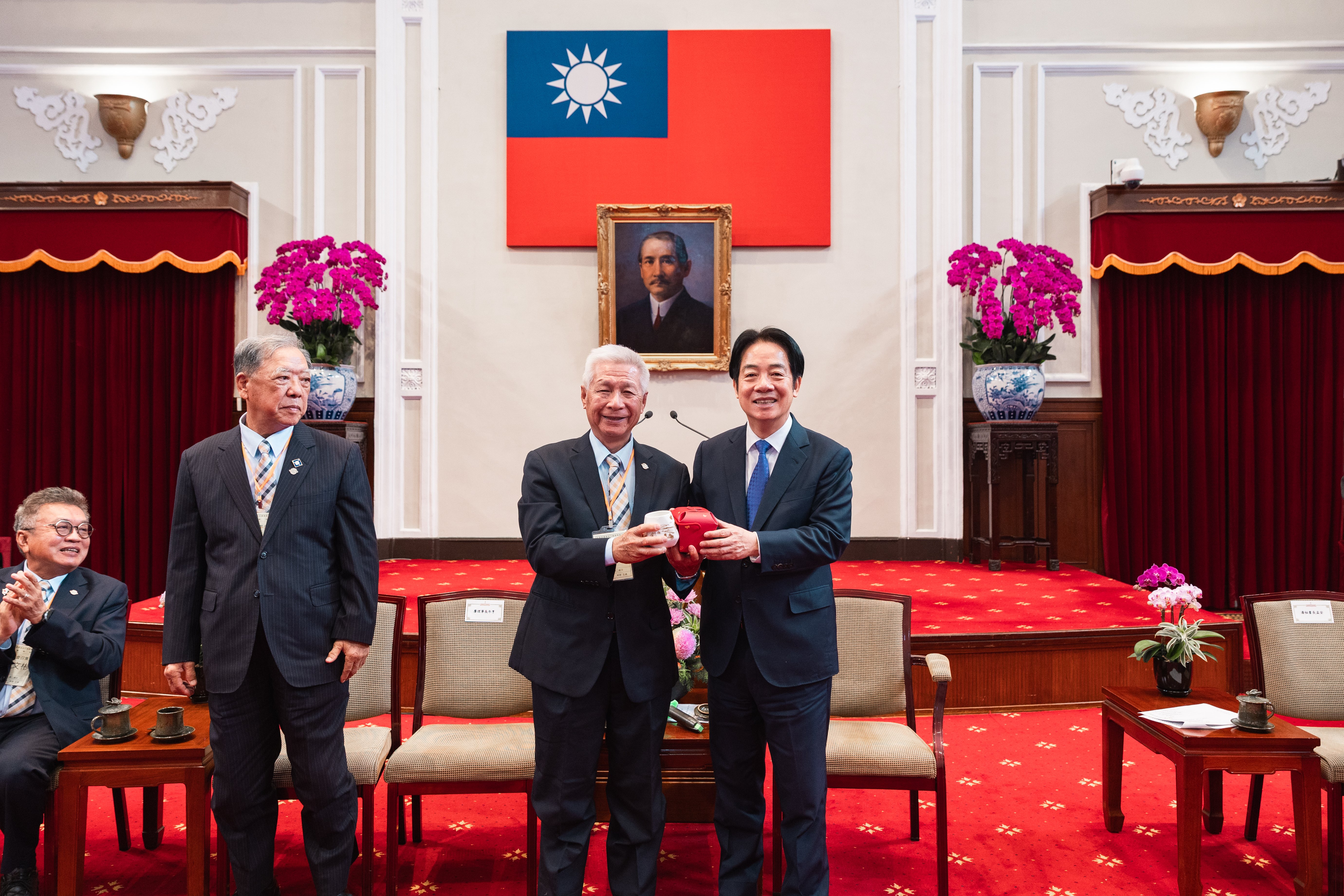 1140105 廖年亨理事長率領本會理監事入府晉見總統