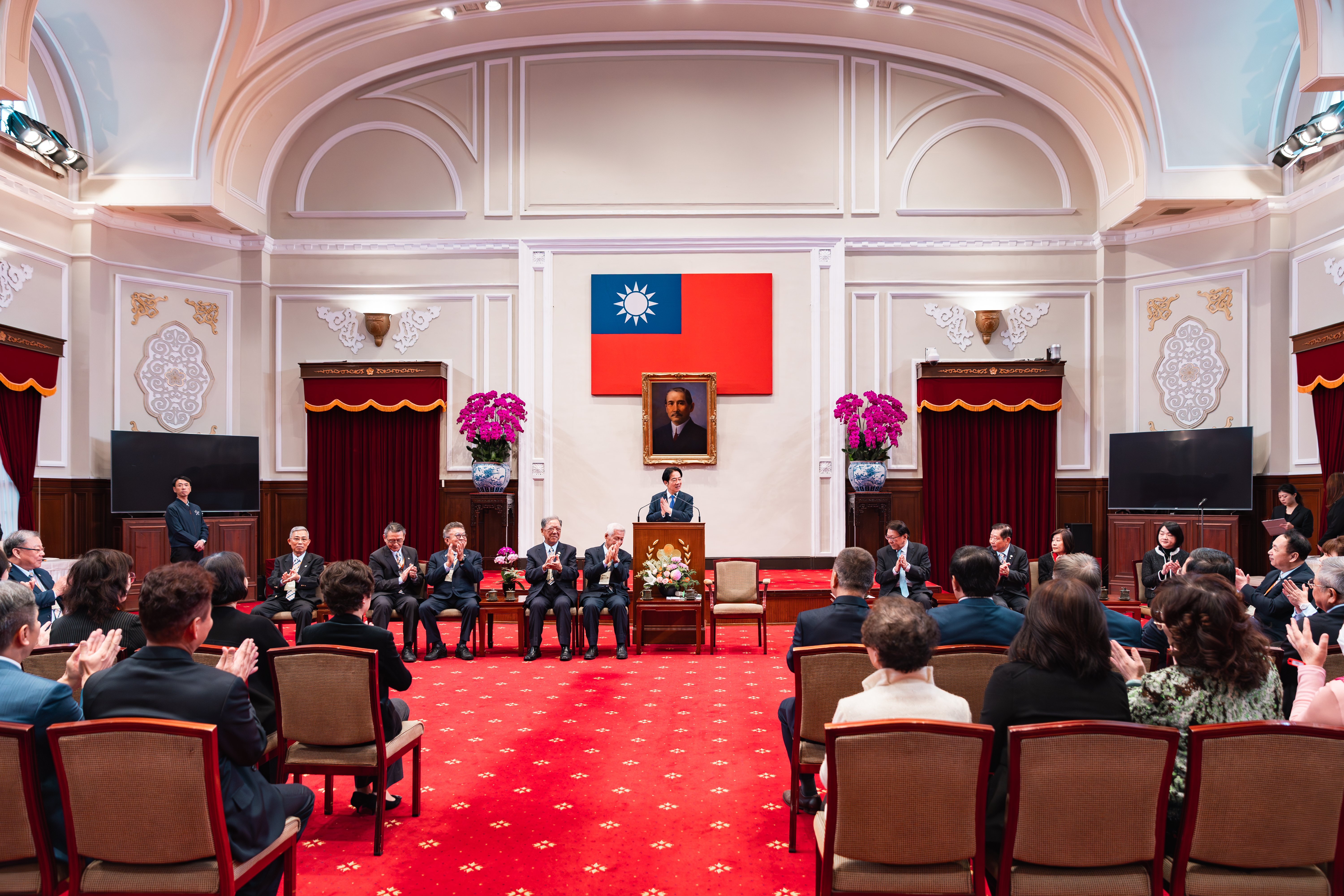 1140105 廖年亨理事長率領本會理監事入府晉見總統